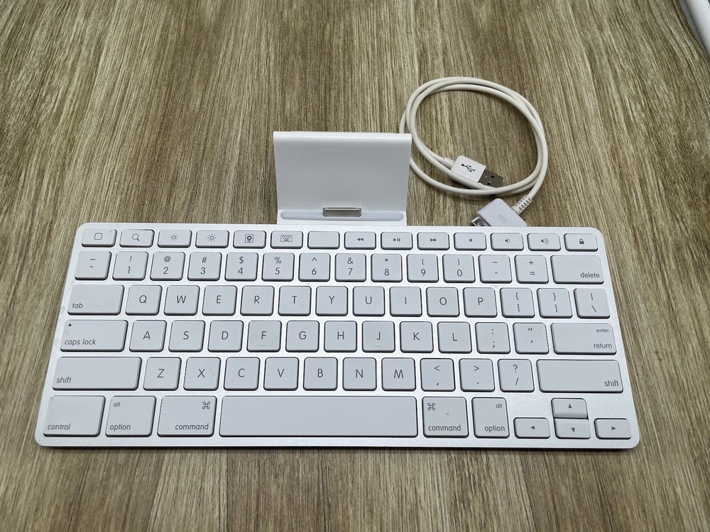 Apple iPad Keyboard Dock Model A1359 For iPad 1st 2nd 3rd Generation Used