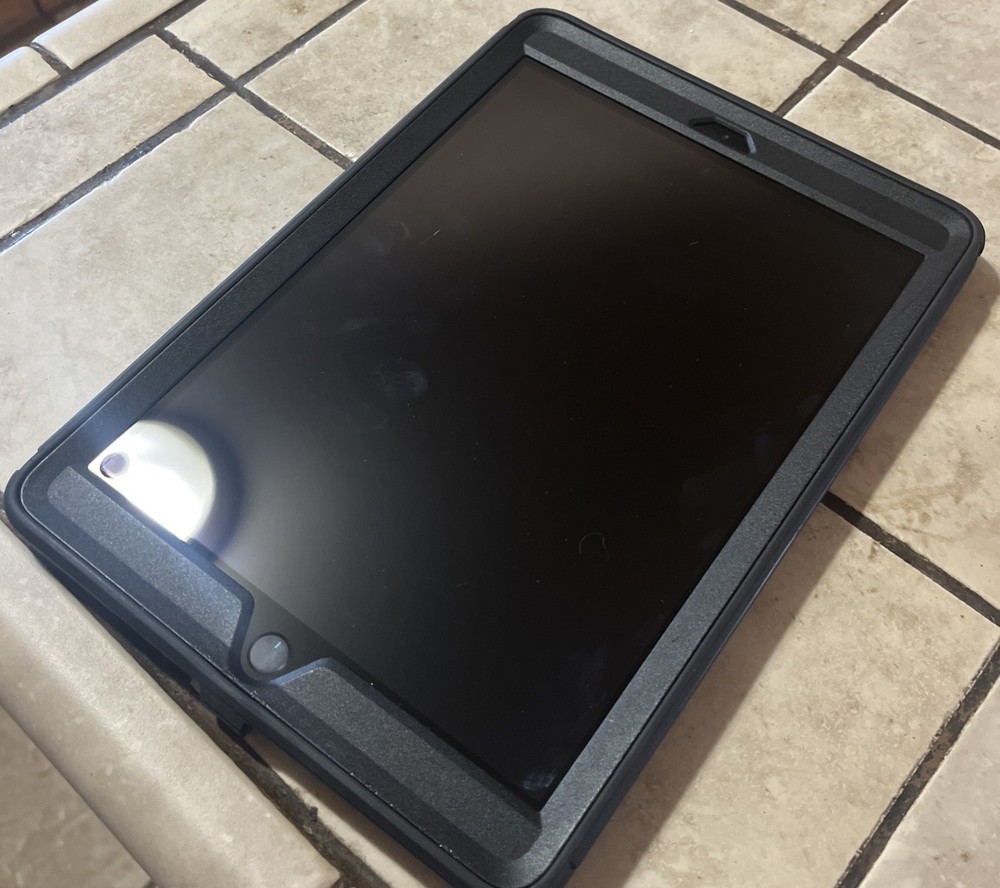iPad 8 WiFi Cellular Otterbox Case Great Condition Broken