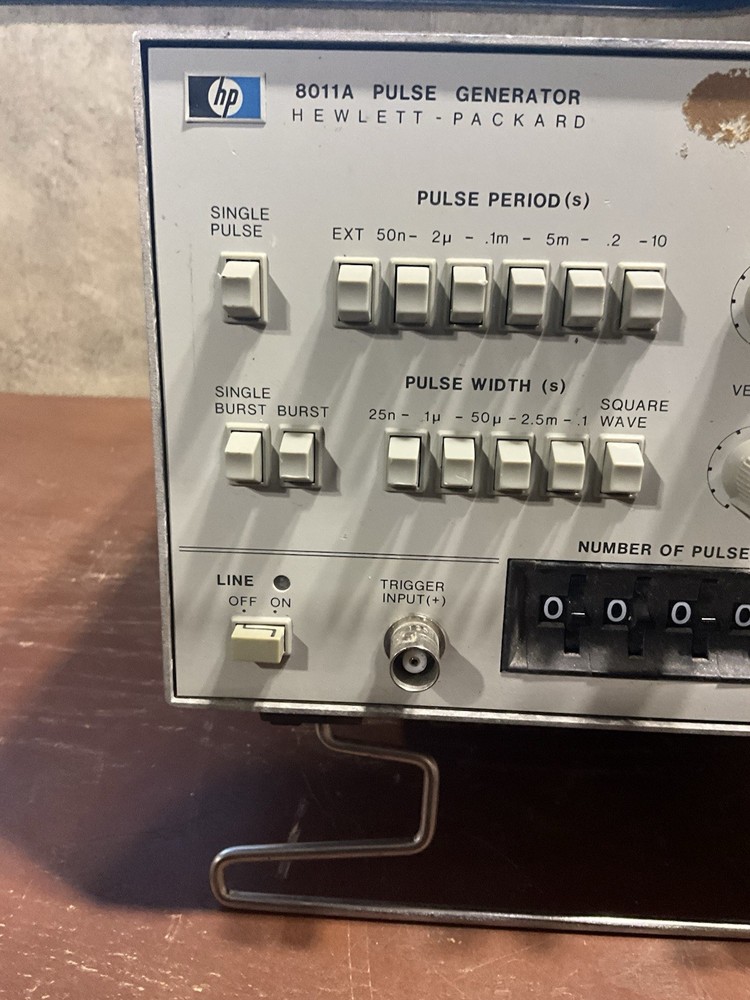 HEWLETT PACKARD 8011A PULSE GENERATOR POWERS ON