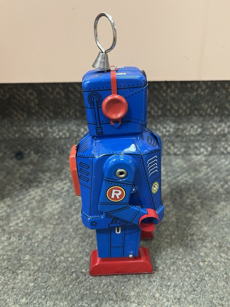 * SPACE ROBOT KEY WOUND MOTOR WITH SPARKING EYES *ST