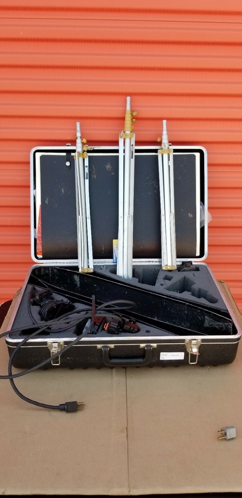 2 LOWEL PRO-LIGHTS  WITH STANDS COME WITH 1 EXTRA BULB