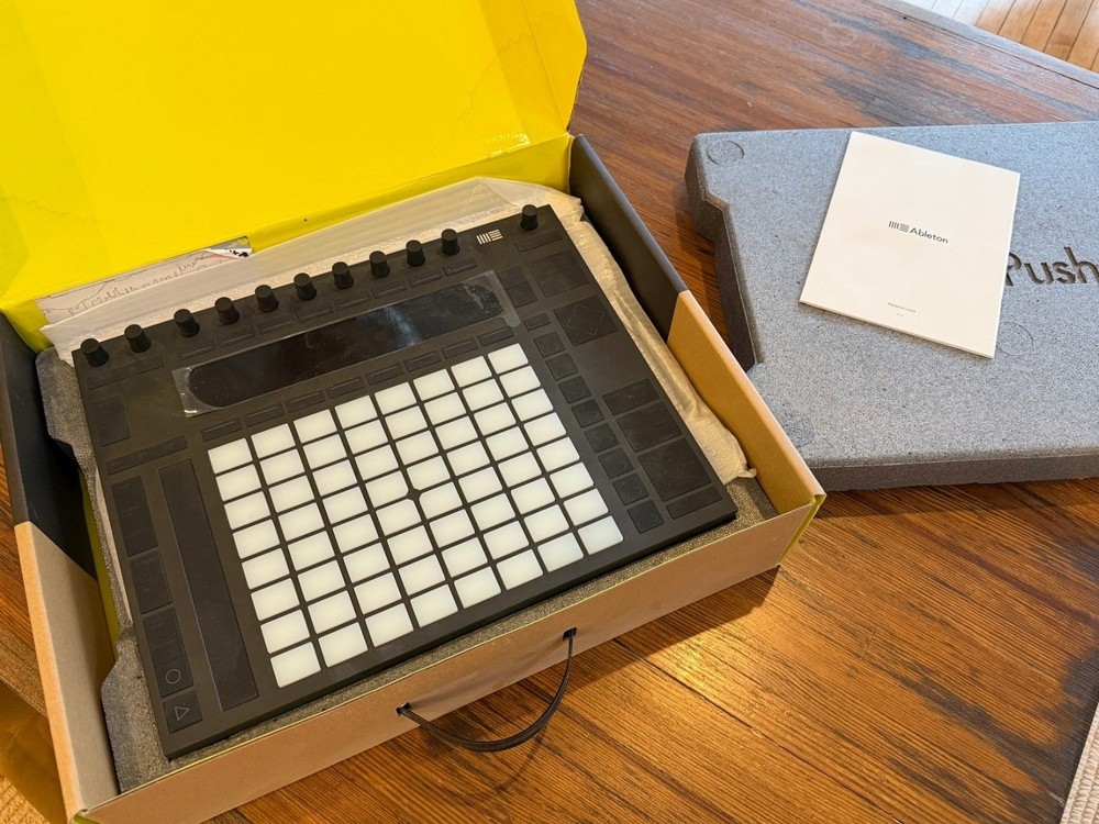 Ableton Push 2 MIDI Controller - Excellent Condition w/ Original Box + Accessori