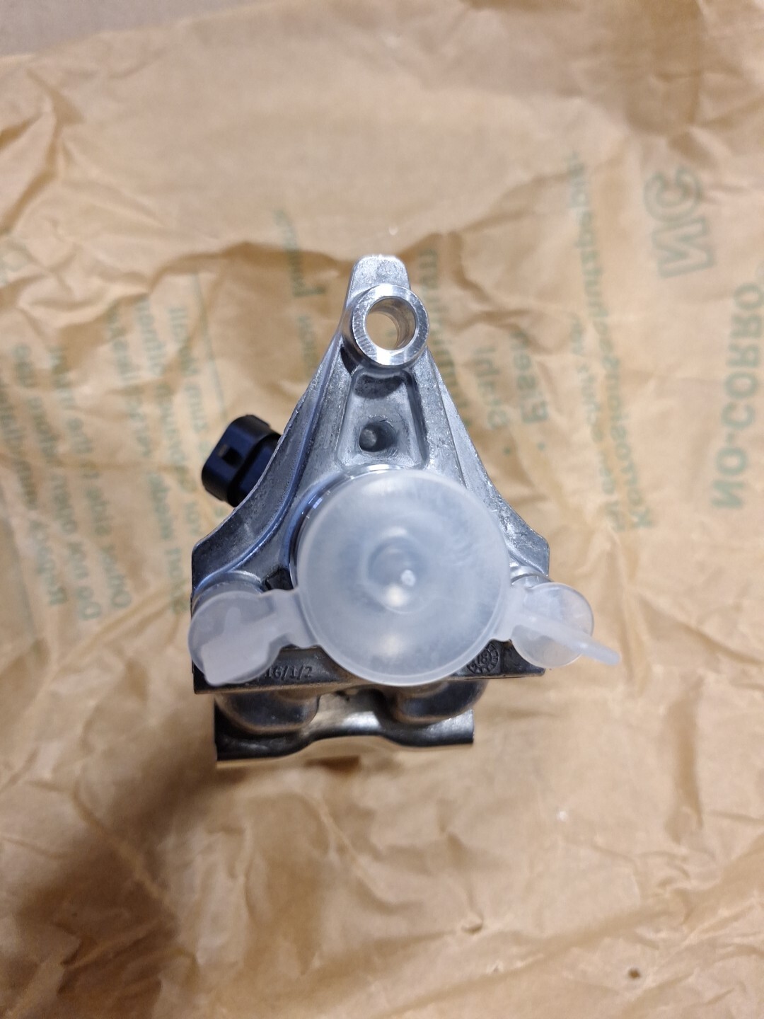 Paccar 1819798 PE. OEM doser injector - NEW - Cummins