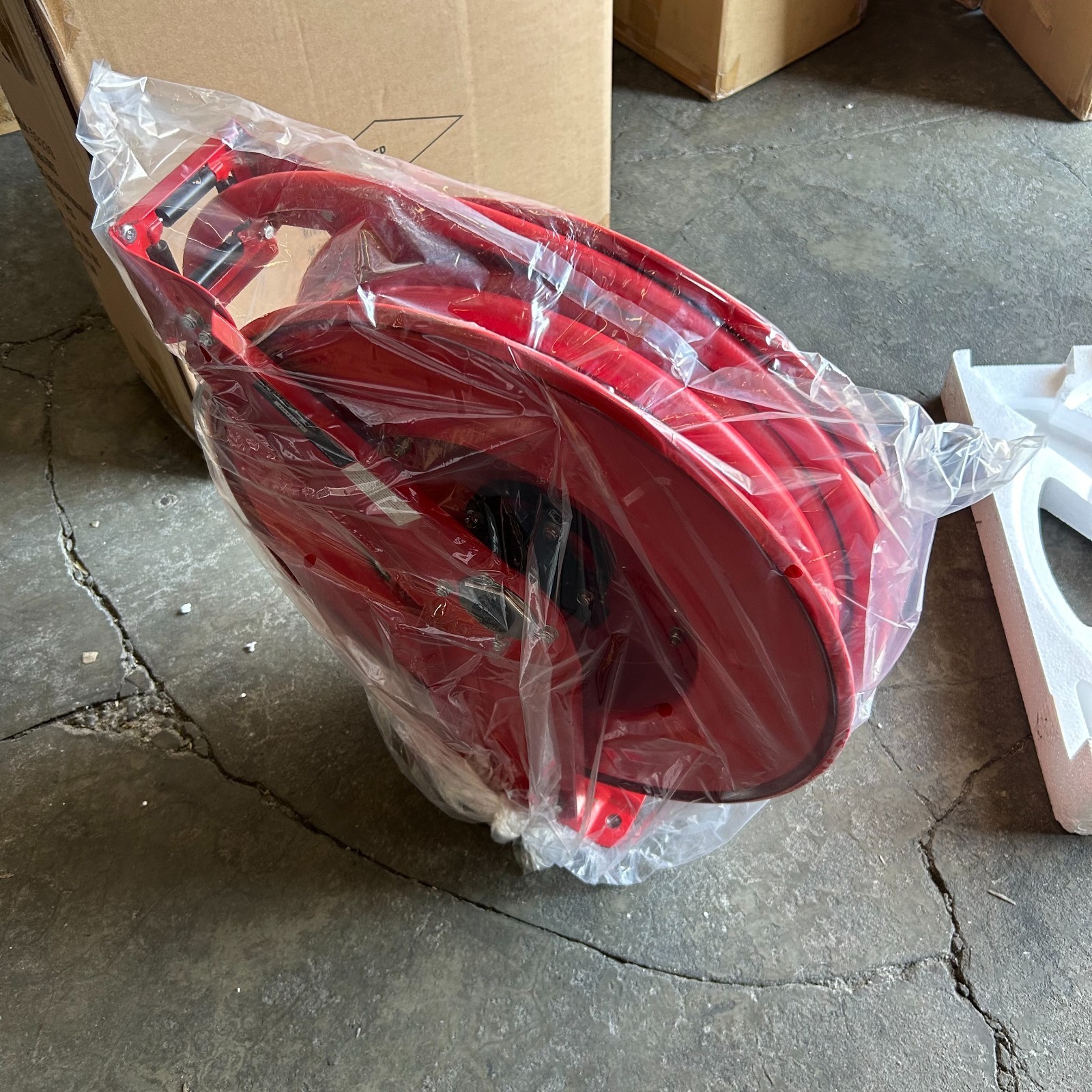 Universal Tools Retractable Hose Reel 1/2 in x 50 ft Air Hose