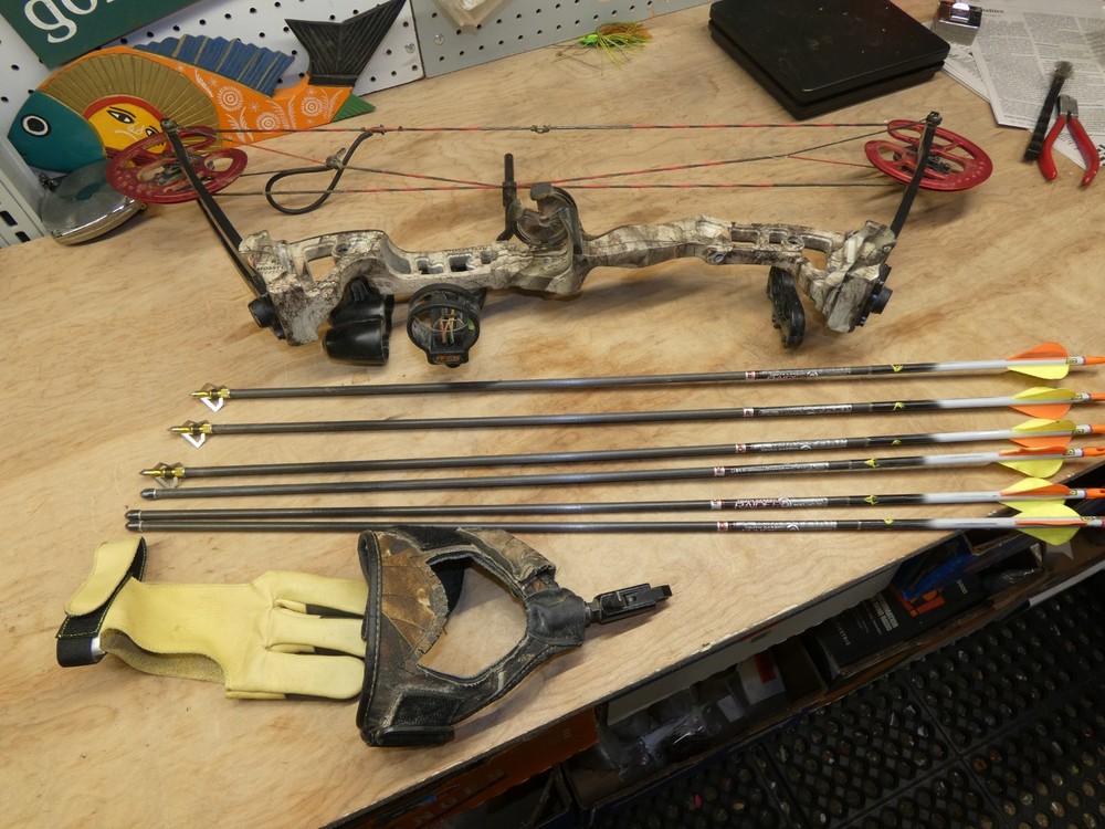 Barnett Archery Hunter XTreme Right Hand Compound Bow Setup Arrows Release +