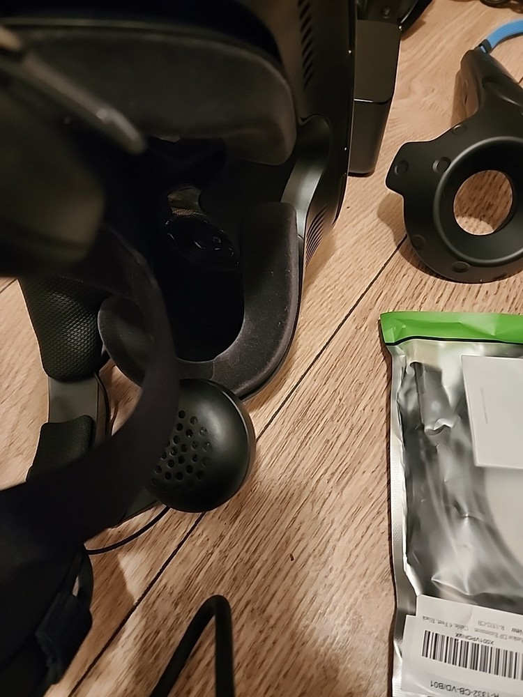 HTC Vive Cosmos Elite VR Headset Full Bundle