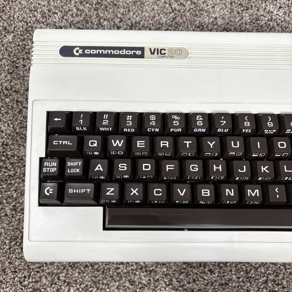 Commodore Vic-20 Computer - w/ PET Keys - Works Great Low Serial Number