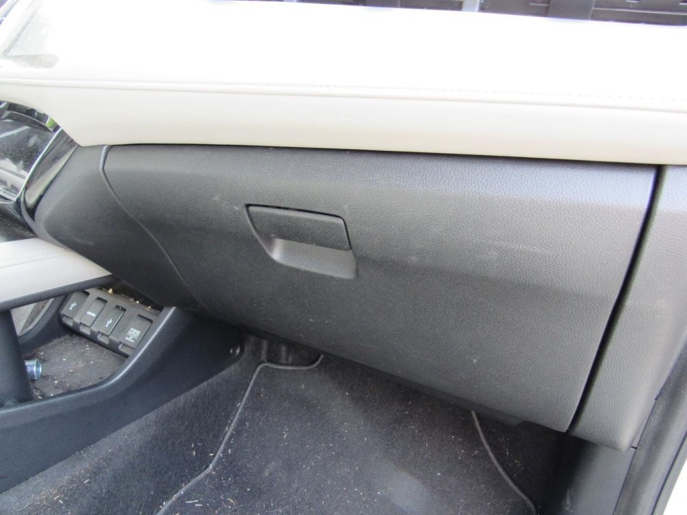 HR-V      2016 Glove Box 1042120