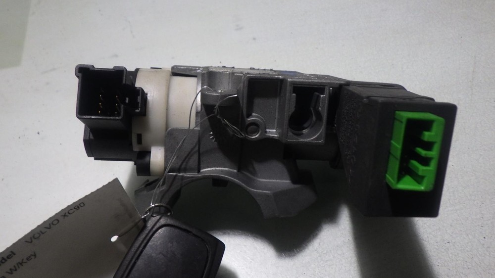 04 VOLVO XC90 Ignition W/Key