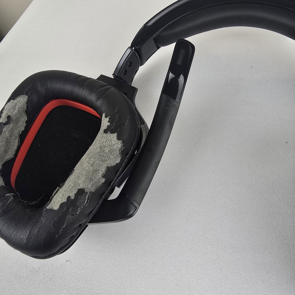 Logitech G930 Wireless Gaming Headset Earpads - Some Damage