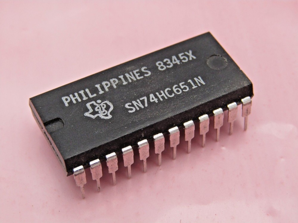 SN74HC651N Texas Instruments Octal Bus Transceiver  **  NOS  **