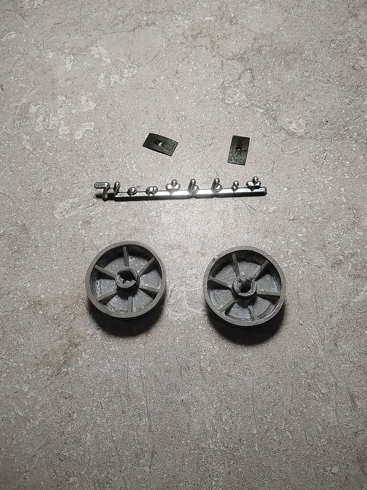 (2) Heathkit Knobs and a Logo f/Tuner / Audio Amplifier/ Preamp