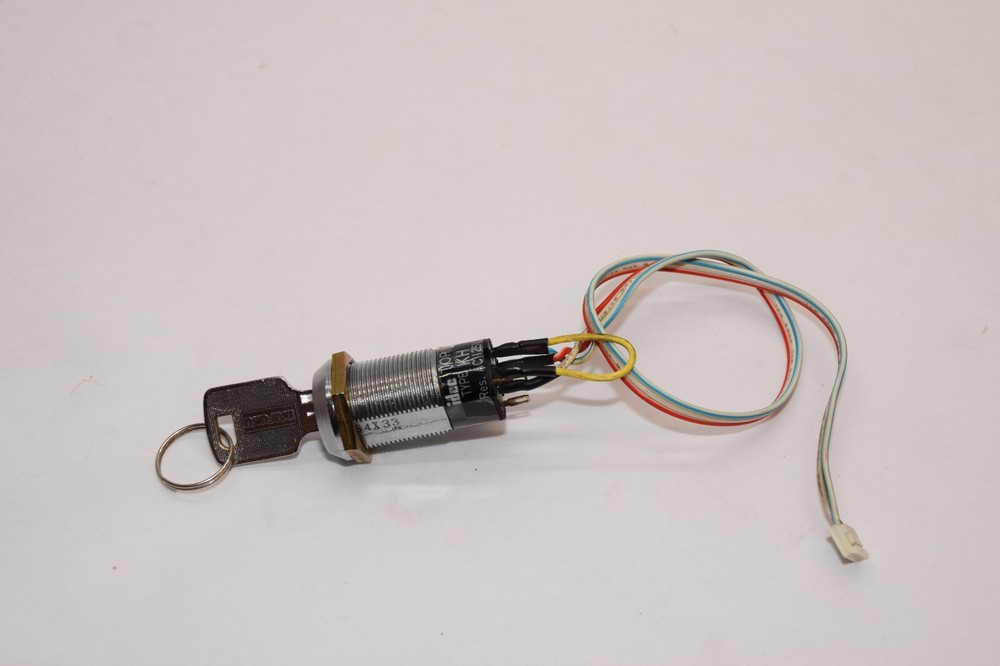 IDEC TYPE KH 125Vac 1A Key Switch