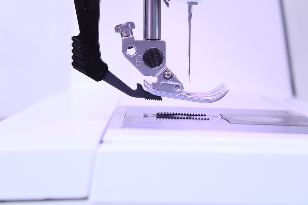 MINT PFAFF CREATIVE PERFORMANCE SEWING QUILTING+ EMBROIDERY MACHINE - LIKE 4.5!