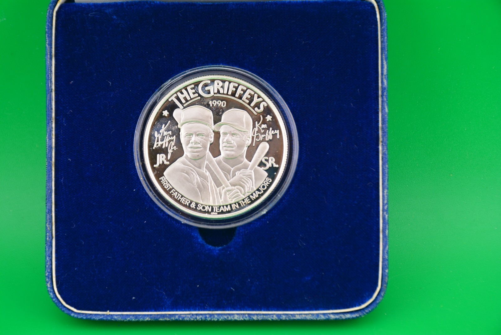 Ken Griffey Jr & Sr - Troy Oz .999 Silver Coin /25K Commemorate Back to Back HR