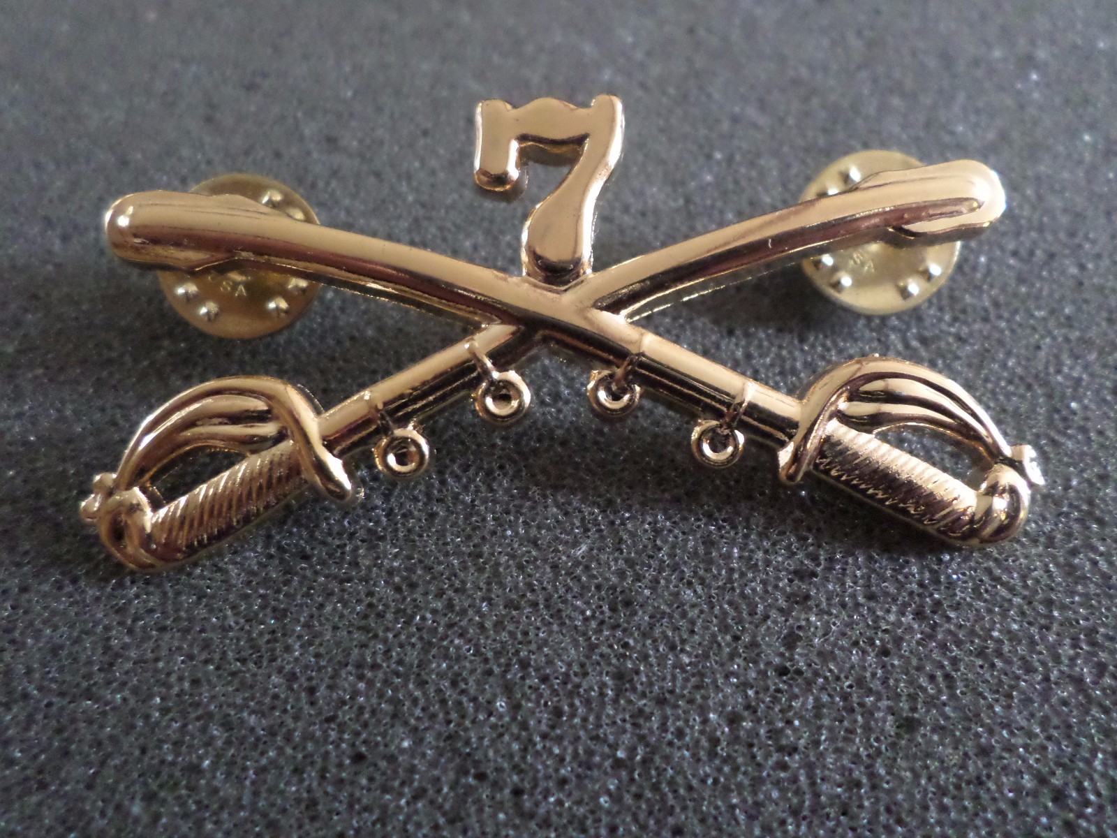 U.S MILITARY 7th CAVALRY METAL HAT BADGE PIN CROSSED SABERS SWORDS GEORGE CUSTER