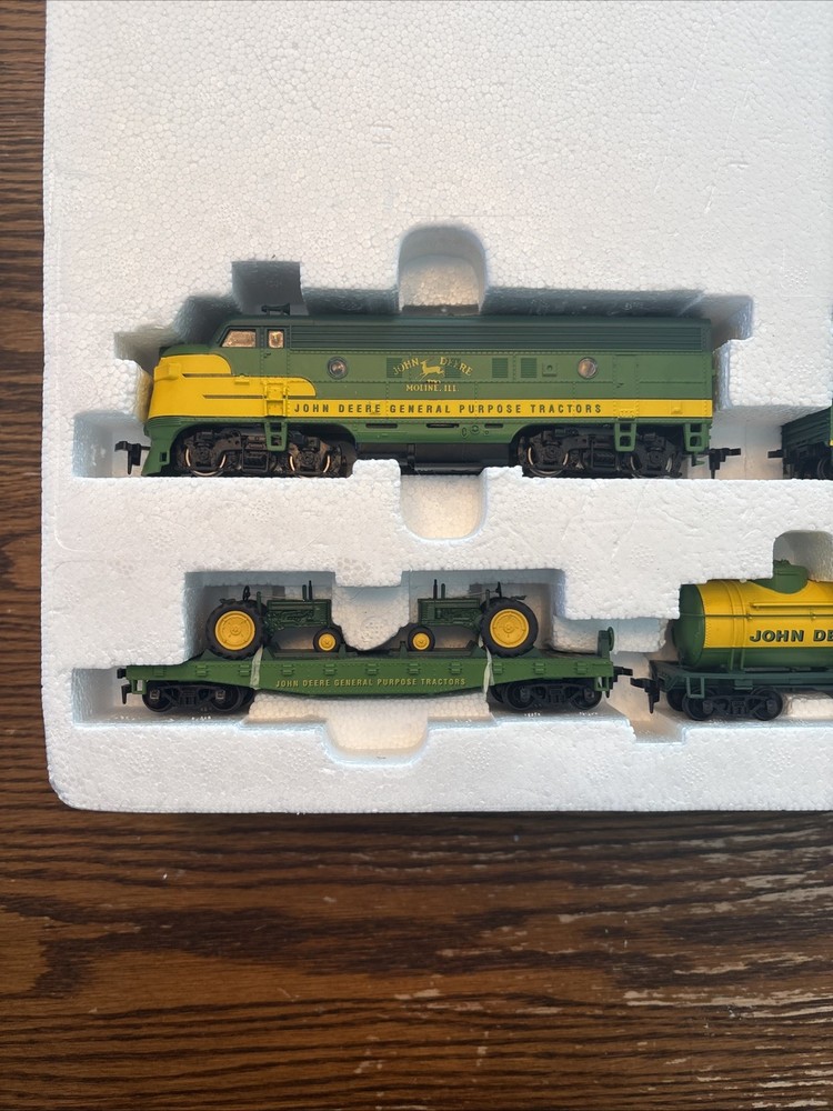 Athern John Deere Model "B" Express HO scale train set