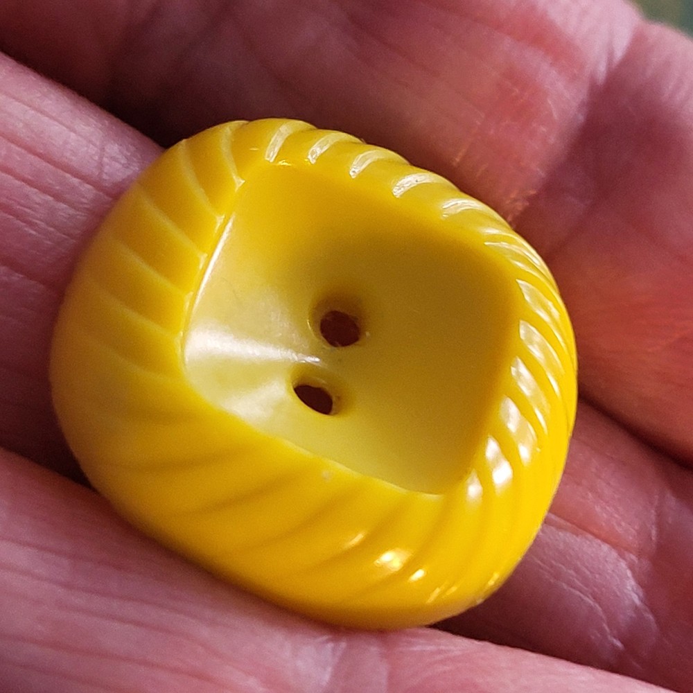 Colt # 7 button  yellow  square fancy edges 7/8" confirmed pattern excellent