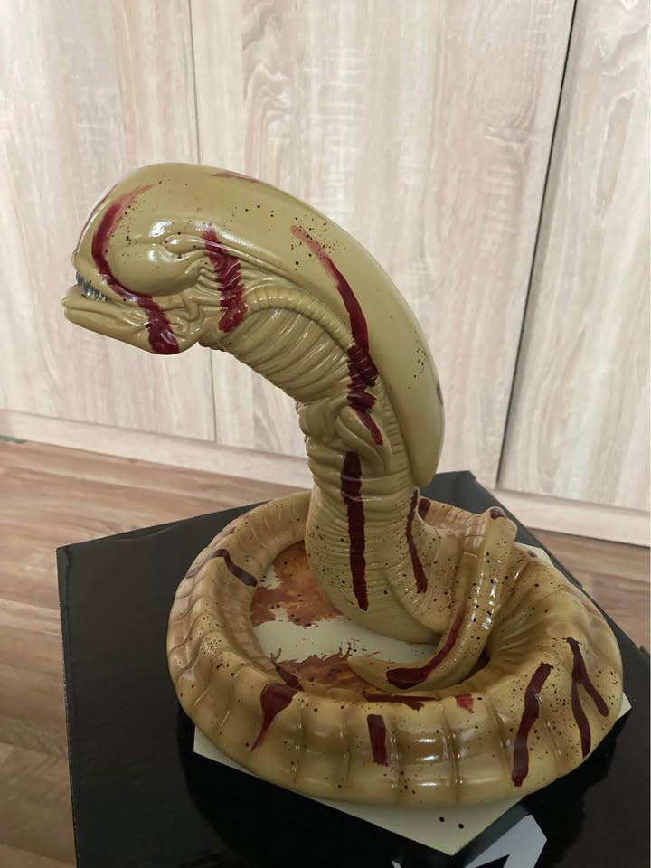 statues figures alien