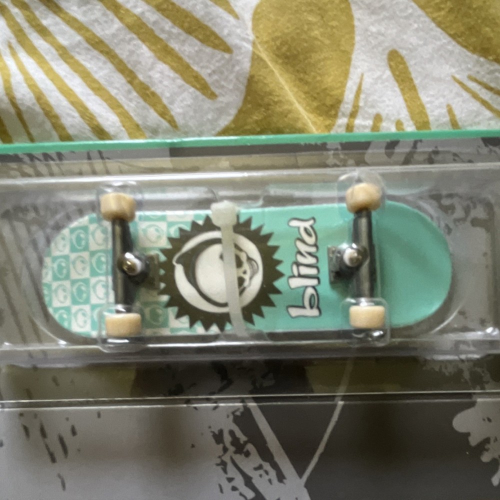 Tech Deck Shred It! Guidebook Exclusive Blind Fingerboard & Picnic Table Set