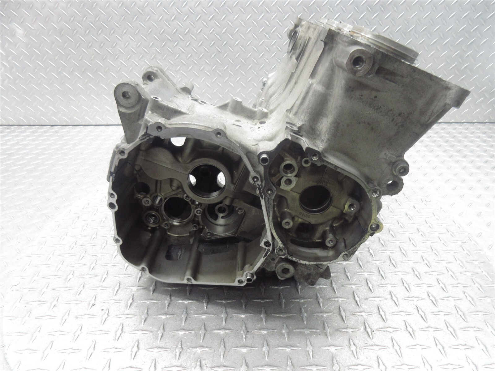 2002 01-02 Suzuki GSXR 1000 GSXR1000 Crankcase Case Engine Motor Block Piston