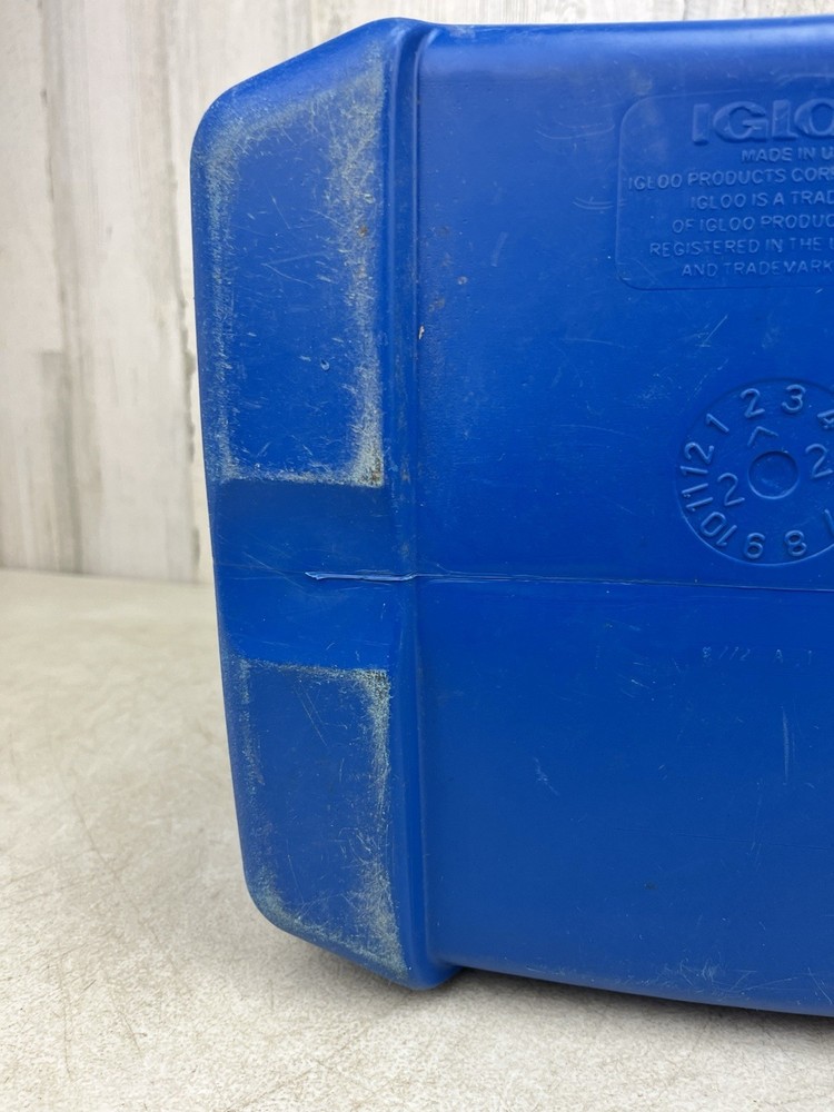 Igloo Ice Cooler 18 Pack 12 Quart Capacity Carry Handle - Blue Pre-Owned Good