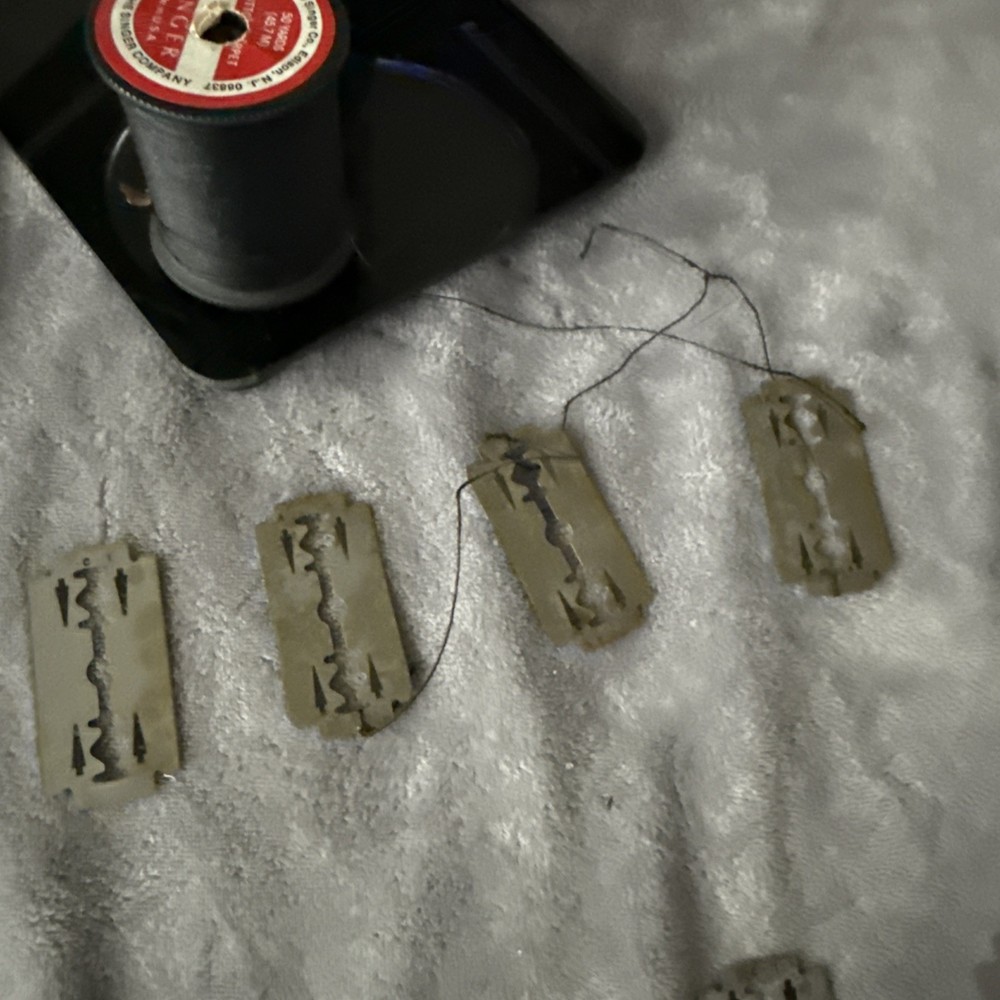 Deluxe Razor Blade Illusion