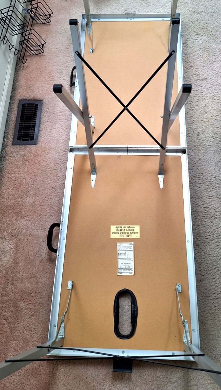 Battle Creek Portable Massage Table 042 Aluminum Legs w/ Carry Case pre-owned