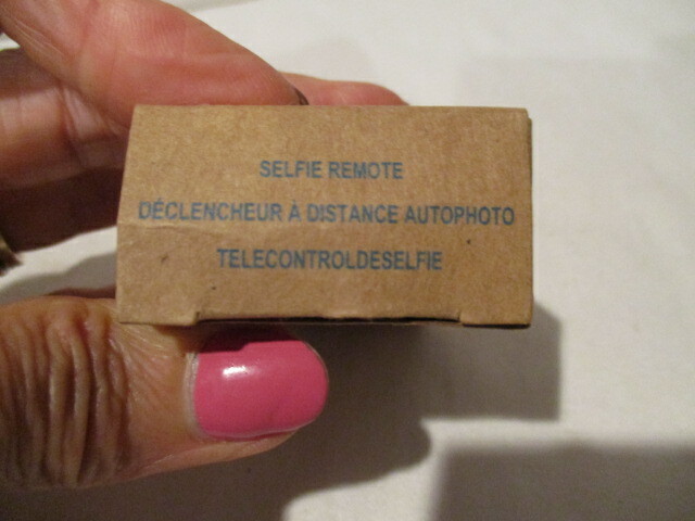 AVON SELFIE REMOTE Wireless Remote Shutter Compatible w/Most Smartphones Plastic