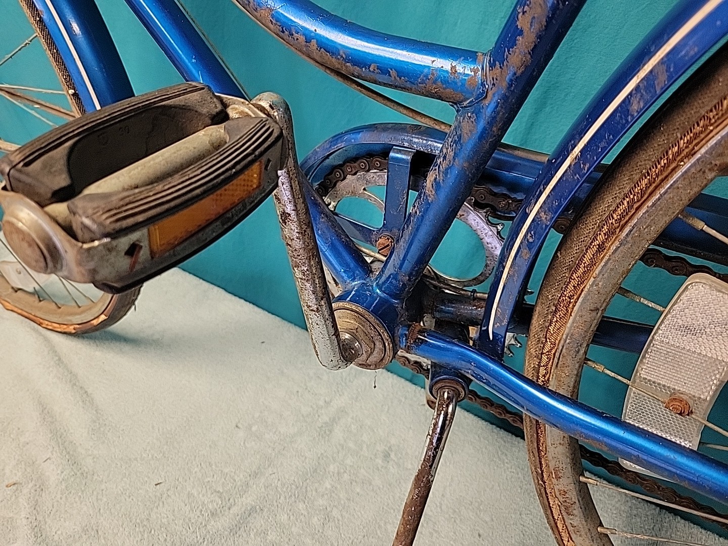 April 1977 Schwinn Suburban Complete Bicycle. Bike Rolls Smooth. Tires Dry Rot
