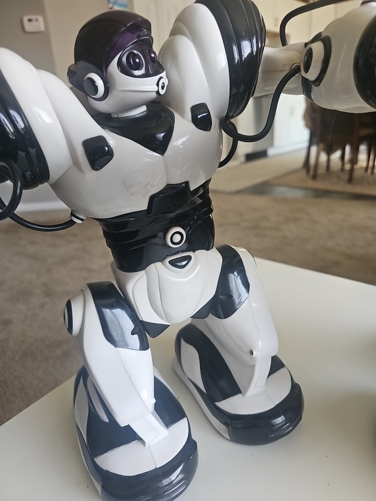 2 VINTAGE WOWWEE WHITE & BLACK ROBOSAPIEN ROBOT 2004 Untested Read