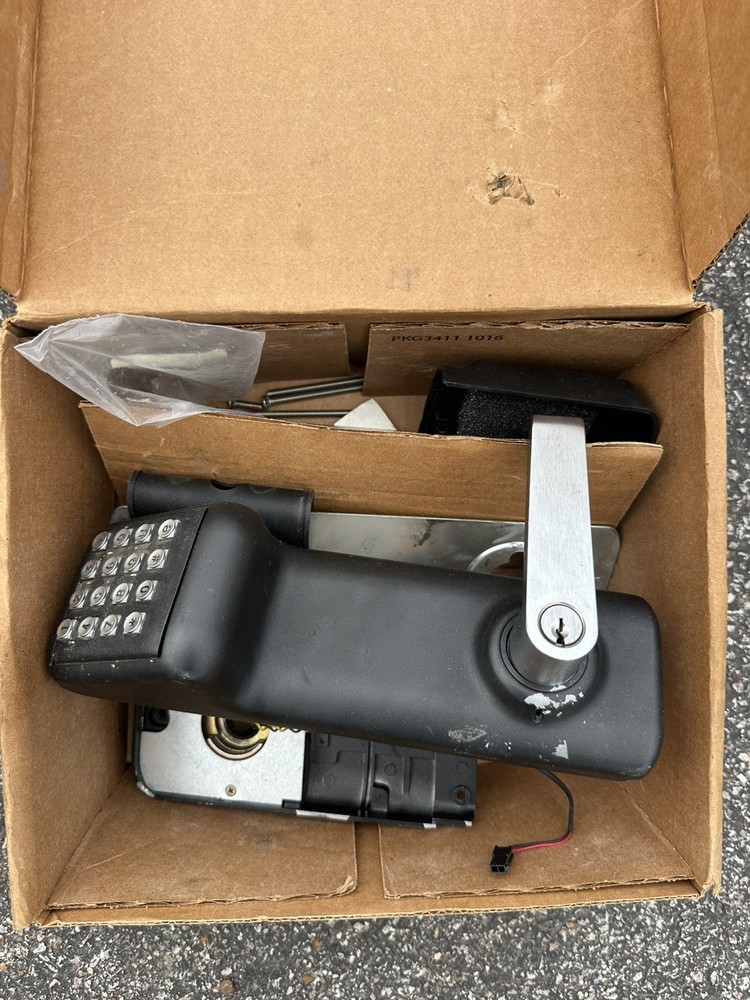 electronic pushbutton lock