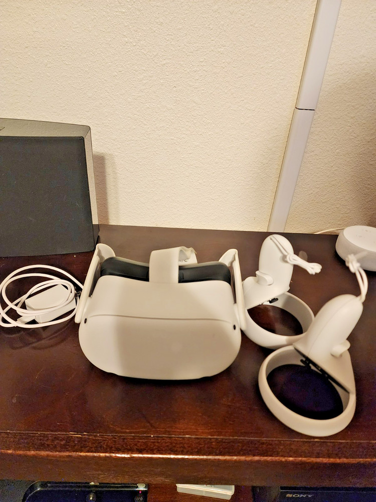 128GB Meta Quest 2 VR Headset - w Controllers