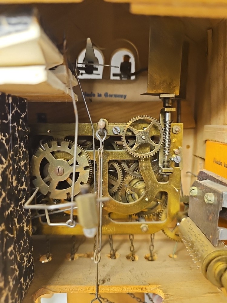ANTIQUE MUSICAL HUNTER CUCKOO CLOCK NEEDS REPAIR