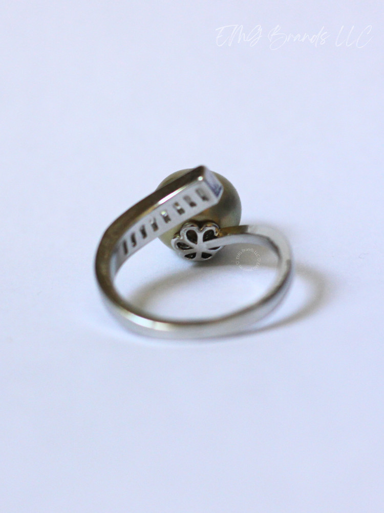 Pistachio Green Pearl V Ring