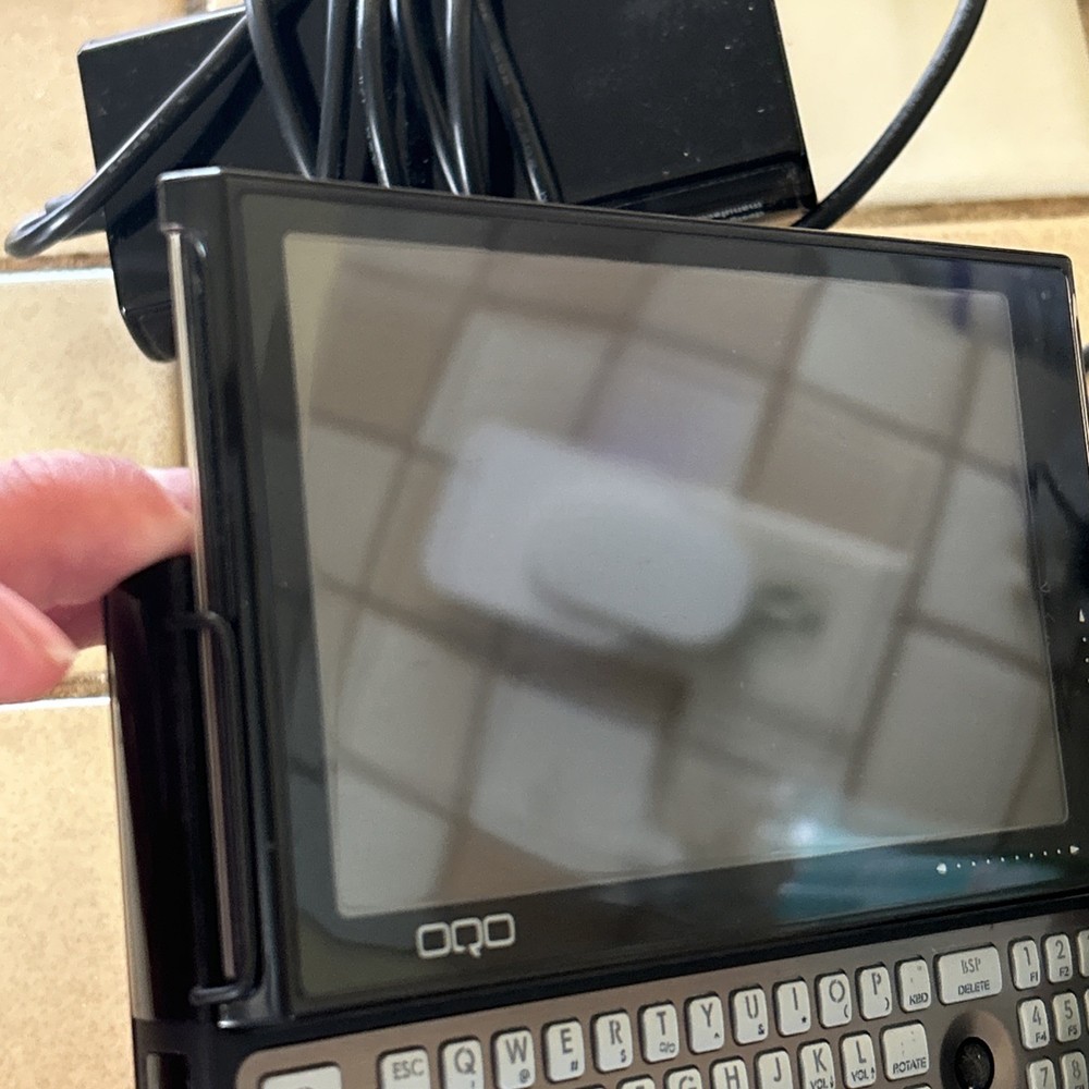 OQO Model 02 UMPC Mini PC – Working with Cables (READ)