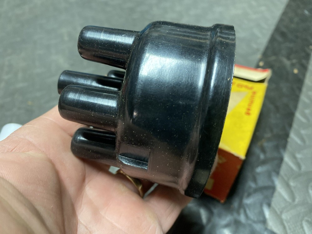 NOS P & D Bendix Distributor Cap AU-110