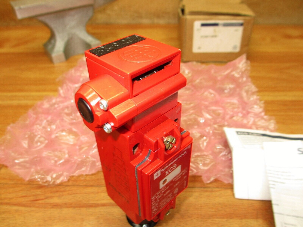 Telemecanique XCSB713FW1 *NEW* Safety Interlock Switch