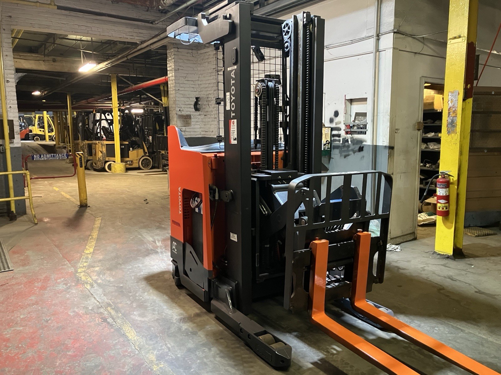 2019 Toyota 3500 LB Reach Forklift 211 Max Lift Model # 9BRU18