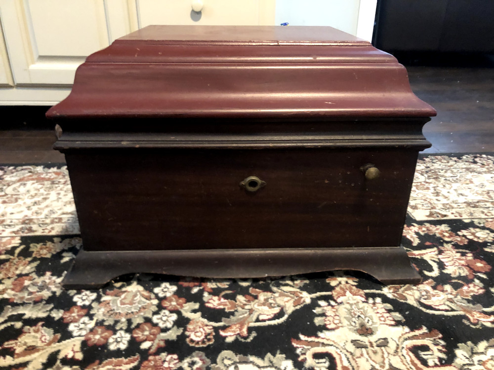Vintage Silvertone Phonograph record player hand crank