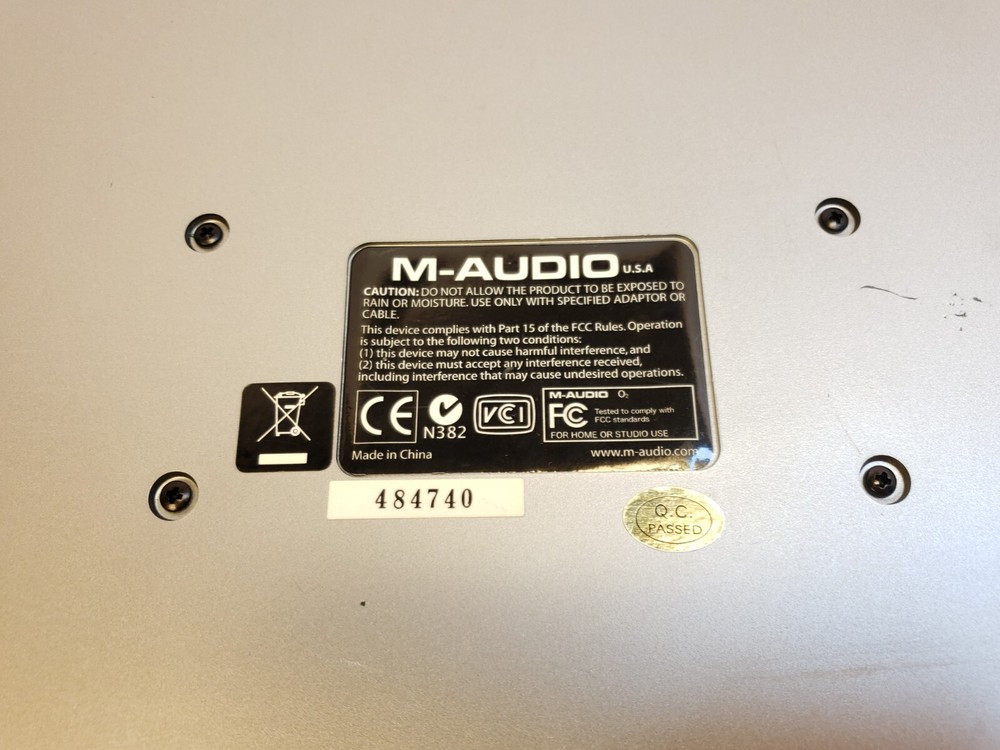 M-AUDIO O2 MIDI CONTROLLER KEYBOARD