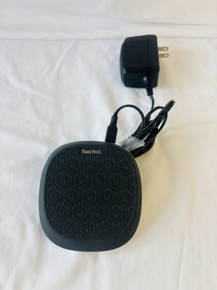 SanDisk iXpand Base, an automatic backup charger and base for iPhone