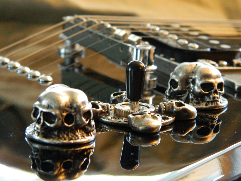 2 SKULL GUITAR KNOBS - HAND MADE SOLID METAL SPEED KNOBS 3 SKULLS PER KNOB