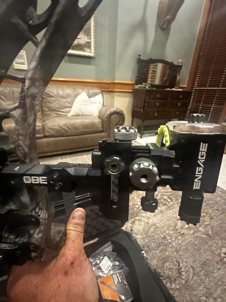 Bowtech REALM SS Compound Bow 60lbs Right Hand slightly used