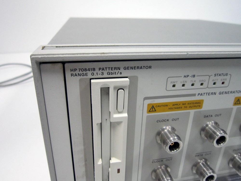 HP 70001A MAINFRAME WITH 70841B PATTERN GENERATOR & 70311A CLOCK SOURCE