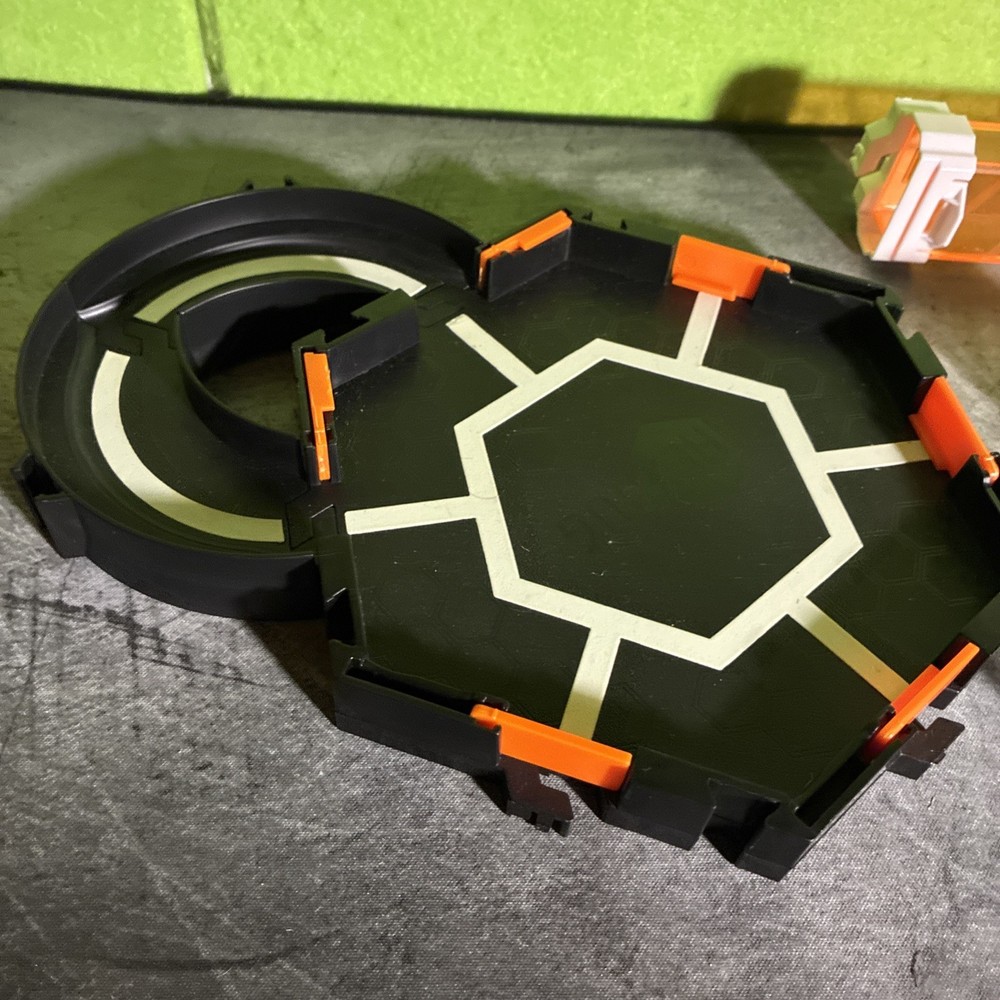 MASSIVE HEXBUG LOT, 15 Different Bots Included Track, Two Warrior Bots Remotes