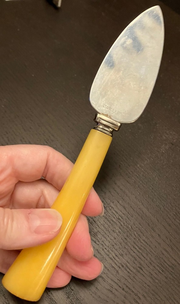 VTG Butterscotch Bakelite Handle Cheese Knife 7"