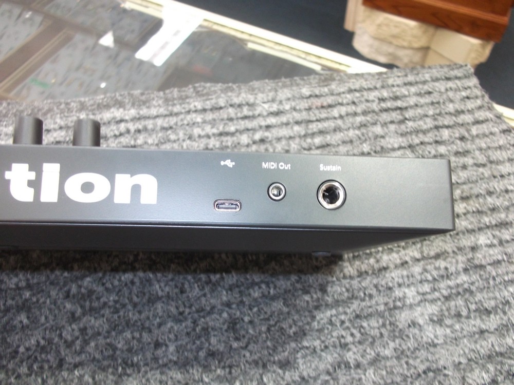 Novation Launchkey Mini MK4 Portable 25‑Key USB MIDI Controller