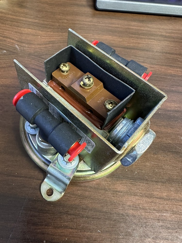 Dwyer Instruments 1910-5 Pressure Switch