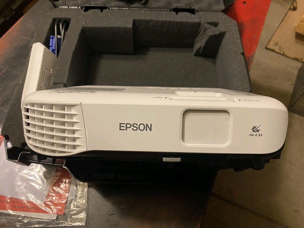 Epson VS355 WXGA 3LCD Projector Bundle – Refurbished, Only 75 Hours – Hard Case